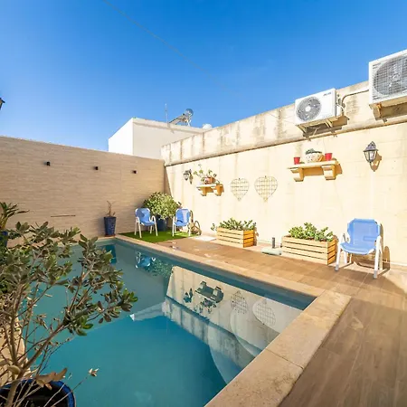 Сasa de vacaciones 4 Bedroom Holiday With Private Pool *