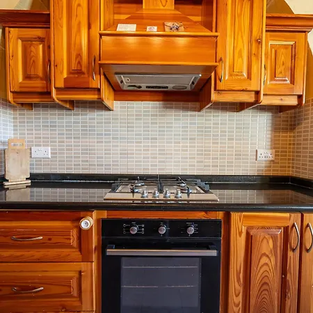 Сasa de vacaciones 4 Bedroom Holiday With Private Pool *