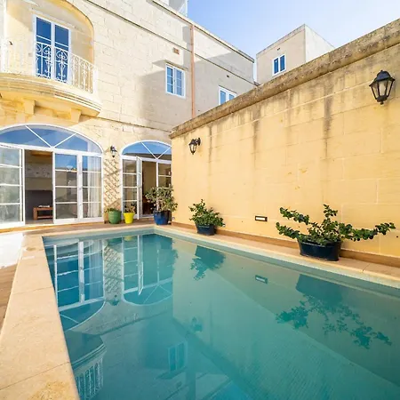 Сasa de vacaciones 4 Bedroom Holiday With Private Pool *