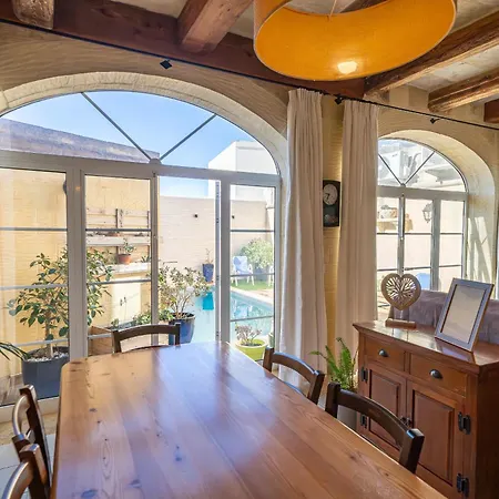 Nyaraló 4 Bedroom Holiday With Private Pool Żebbuġ