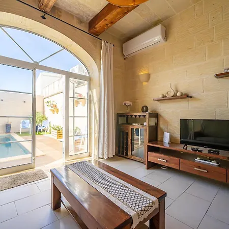 4 Bedroom Holiday With Private Pool Żebbuġ
